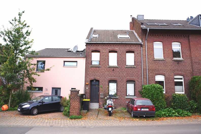 Einfamilienhaus, Einfamilienhausgrundstück, übertief, bebaut mit Reihenmittelhaus; das Einfamilienhaus konnte nicht von innen besichtigt werden.