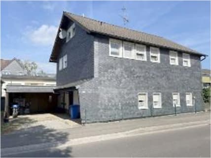 Zweifamilienhaus, Einfamilienhaus, EFH mit mehreren Holzschuppen, ZFH mit Schuppen- und Carportanbauten