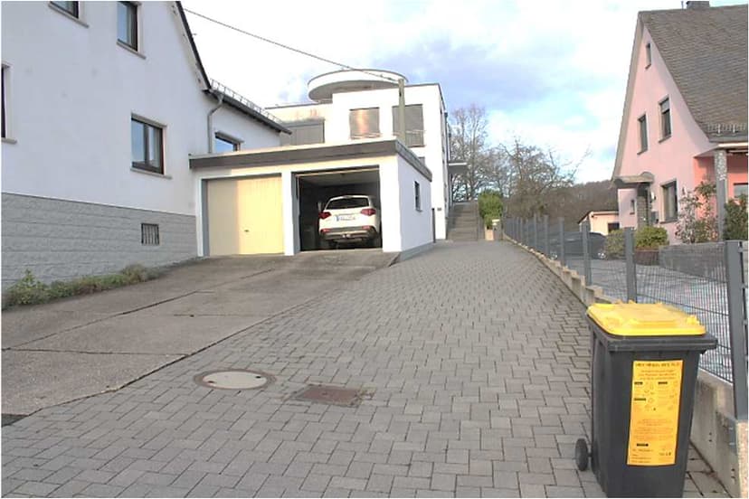 Einfamilienhaus, unbebautes Grundstück