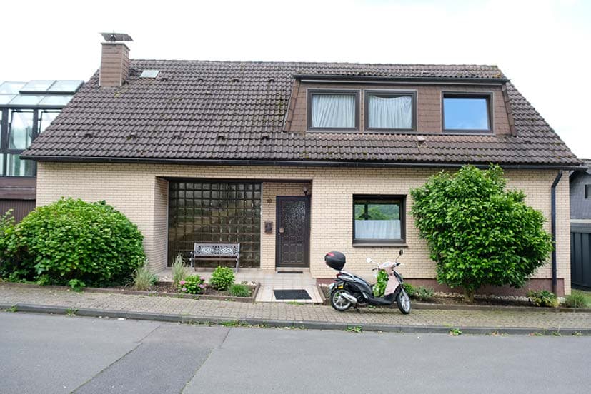 Zweifamilienhaus, Doppelgarage, zwei Kfz-Stellplätze