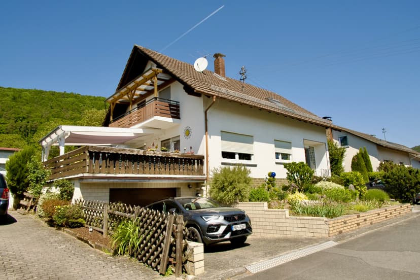 Ein-bis Zweifamilienwohnhaus, Garagen