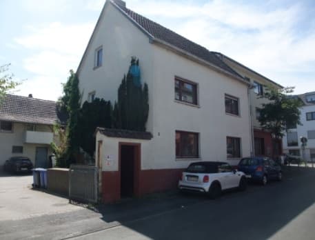 Einfamilienhaus mit Nebengebäude, Garage, Kfz-Stellplatz