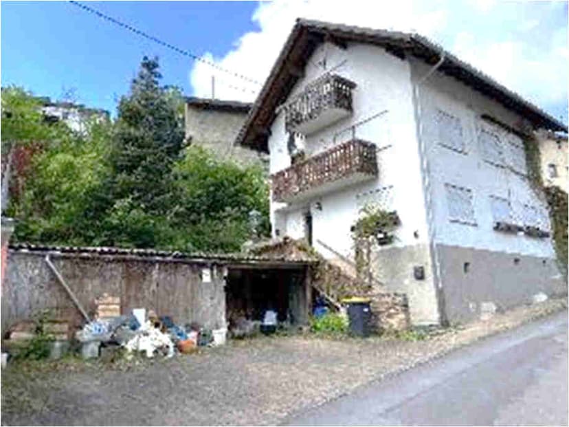 Einfamilienhaus, unbebautes Grundstück