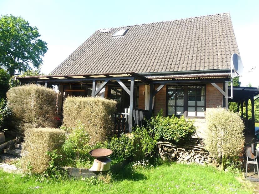 Einfamilienhaus mit PKW-Garage, Teil der Zufahrt, Teil der Zufahrt