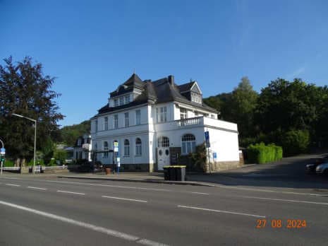 Wohn-/Geschäftshaus, Kfz-Stellplatz, Gewerbeeinheit (z.B. Laden, Büro), zusätzliches Bürogebäude eingeschossig, Denkmalschutz auf Haupthaus