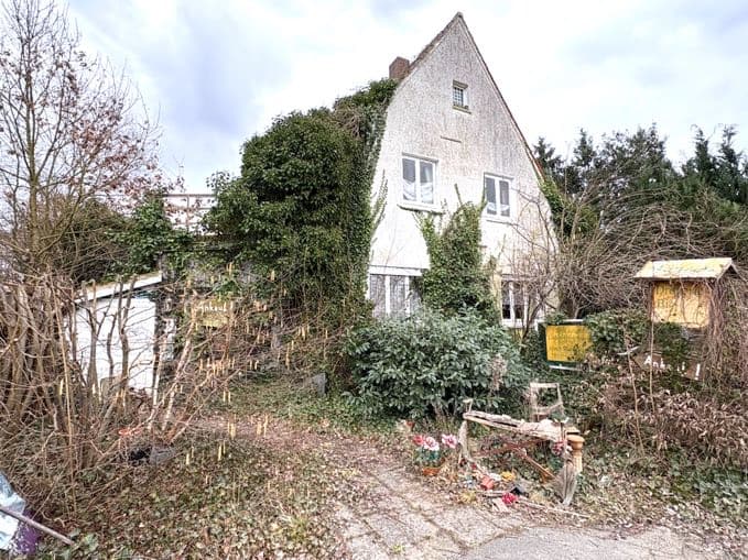 Zweifamilienhaus mit zwei Garagen - Bild 1