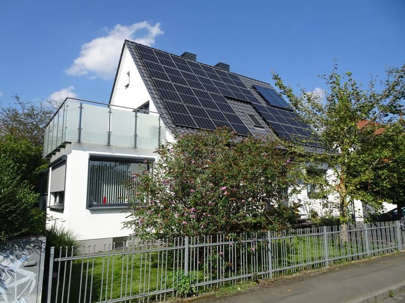 Einfamilienhaus, Garage, Gartenhäuschen