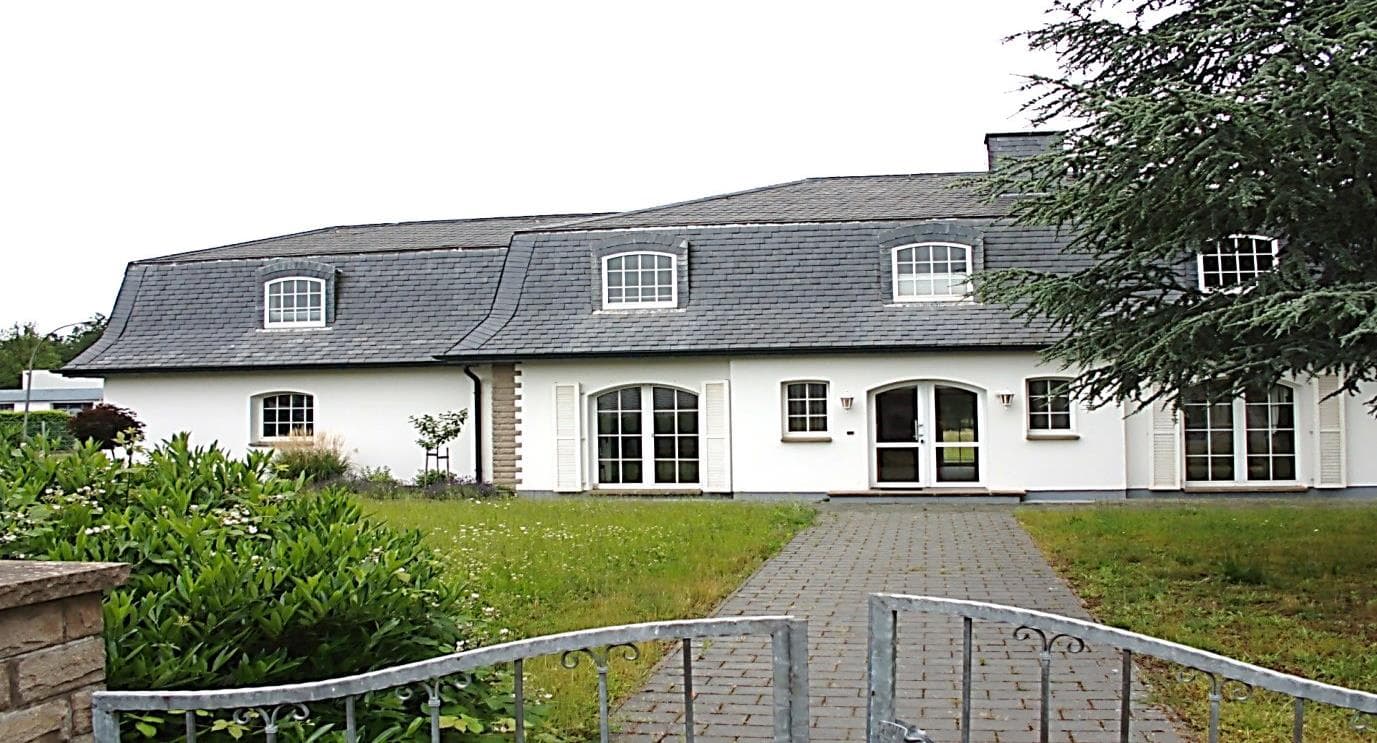 Gewerbegrundstück als Erbbaugrundstück und Gewerbegrundstück mit Hallen und Büroteil sowie einem Betriebsinhaberwohnhaus - Bild 1