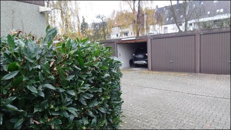 Mehrfamilienhaus, Mehrfamilienhaus, mit Anbau (Einfamilienhaus) und Garagen - Bild 1