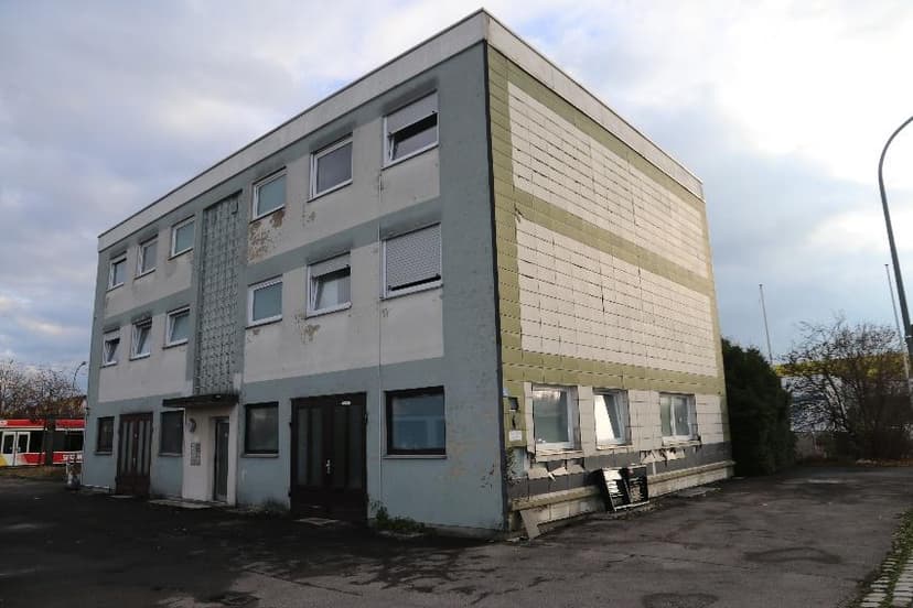 Mehrfamilienhaus, Garage