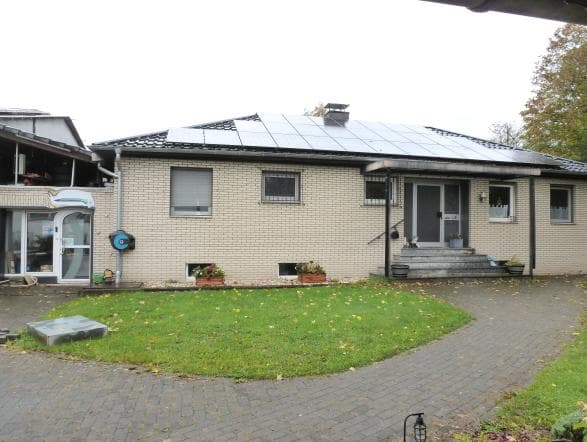 Lager- und Produktionshallen mit Betriebsleiterwohnung - Bild 1