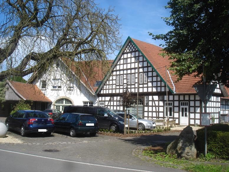 Gebäudekomplex, bestehend aus Wohn- u. wahrscheinlich Lagerbereichen, Doppelcarport