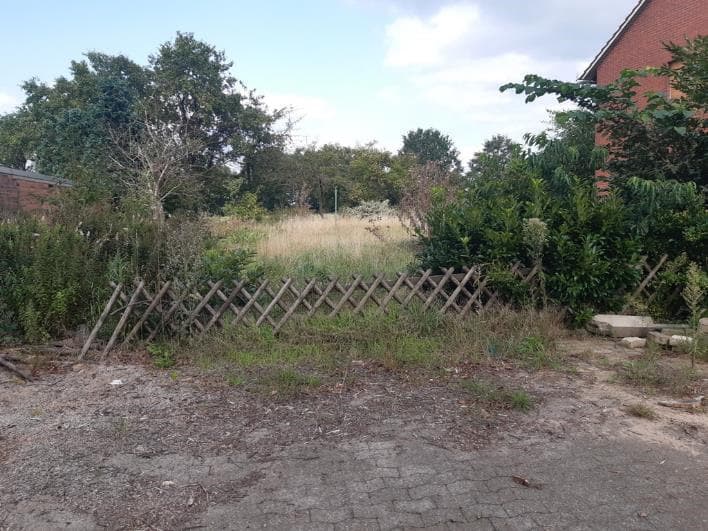 Zweifamilienhaus, unbebautes Grundstück