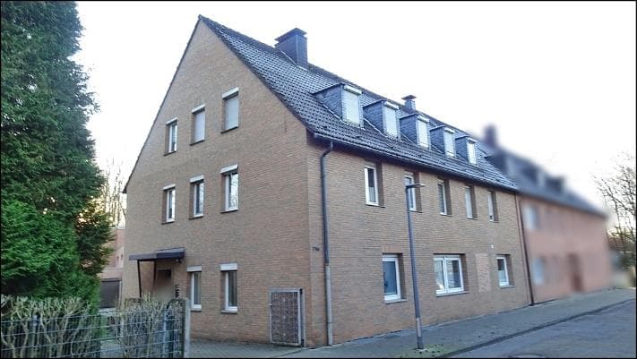 Mehrfamilienhaus, mit ausgebautem DG und Nebengebäuden mit Photovoltaikanlage als Aufdachanlage