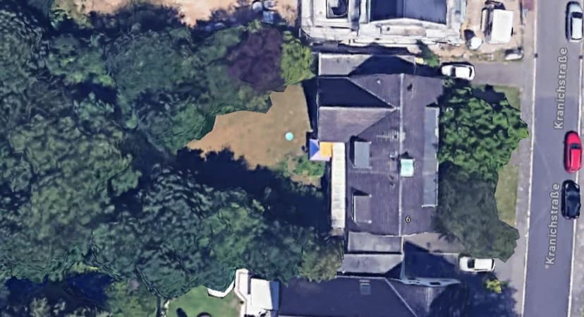 freistehendes Wohnhaus, zwei Garagen