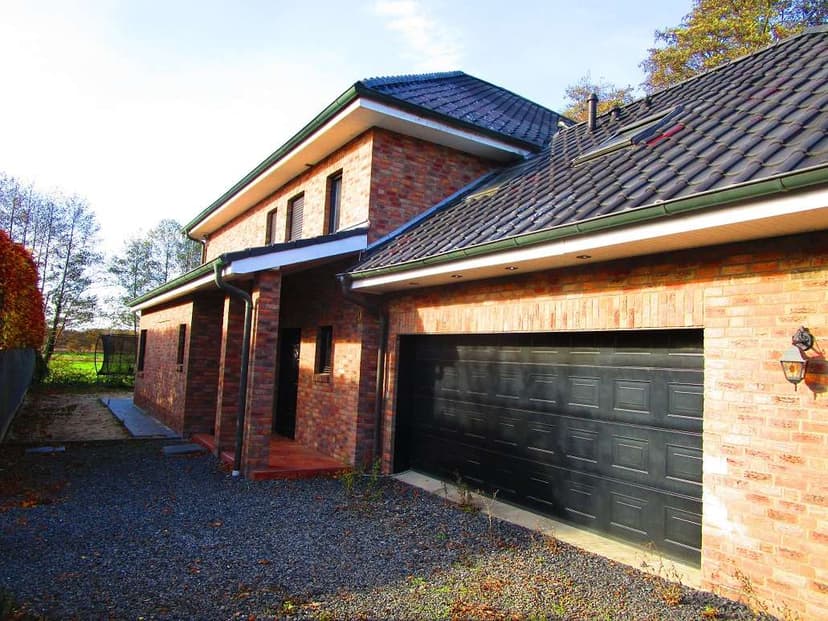 Einfamilienhaus, Doppelgarage und Abstellraum