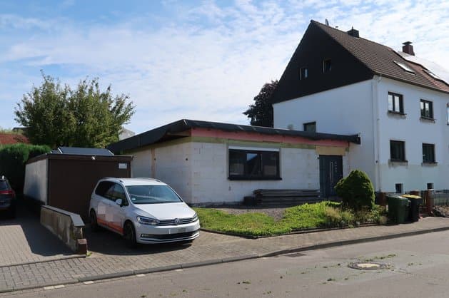 Garage, Einfamilienhaus, Einfamilienhaus als Doppelhaushälfte mit Anbau - Bild 1
