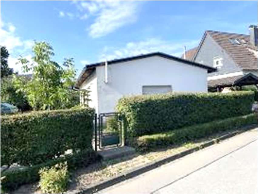 Zweifamilienhaus, Einfamilienhaus, EFH mit mehreren Holzschuppen, ZFH mit Schuppen- und Carportanbauten - Bild 1