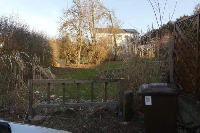 unbebautes Grundstück mit Geräteschuppen