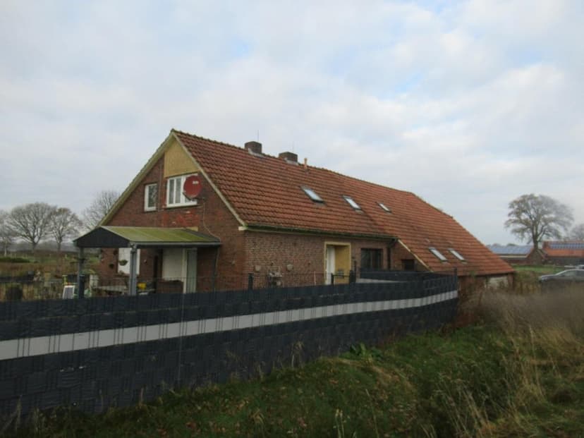 Einfamilienhaus, land- und forstwirtschaftlich genutztes Grundstück, (Rohbau)