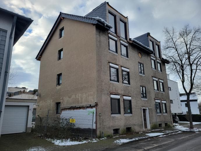 Mehrfamilienhaus, im Umbau (Rohbau)