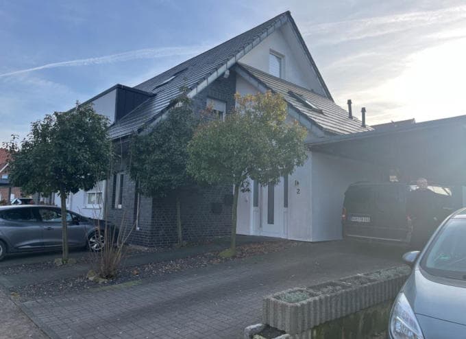 Zweifamilienhaus, Kfz-Stellplatz, Garage, Doppelhaushälfte, Carport nicht legitimiert