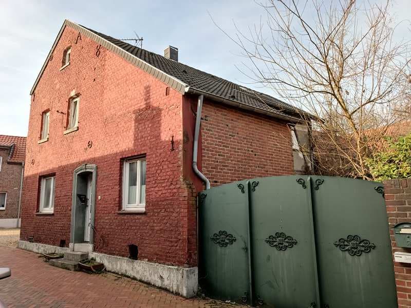Einfamilienwohnhaus mit Scheunen