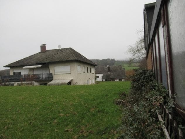 Wohnhaus, Garagen - Bild 1