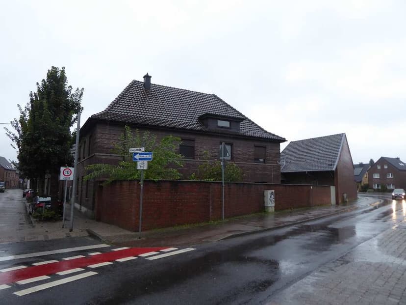 Zweifamilienhaus, Nebengebäude und Scheune