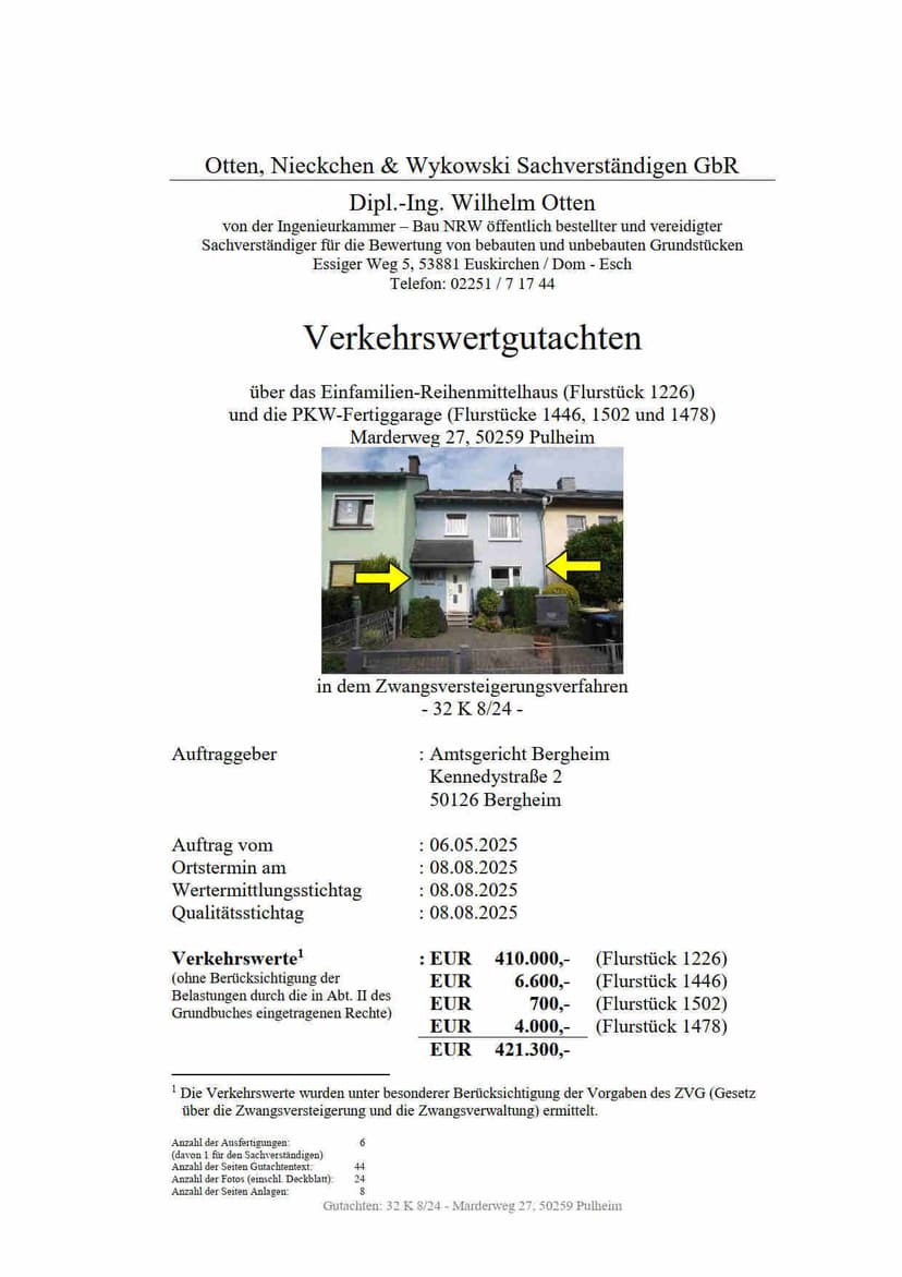 bebaut mit einem unterkellerten, zweigeschossigen Einfamilien-Reihenmittelhaus mit ausgebautem Dachgeschoss, überbaut mit einem Teil der o.g.PKW-Fertiggarage, überbaut mit dem restlichen Teil der o.g.PKW-Fertiggarage, bebaut mit dem überwiegenden Teil einer PKW-Fertiggarage