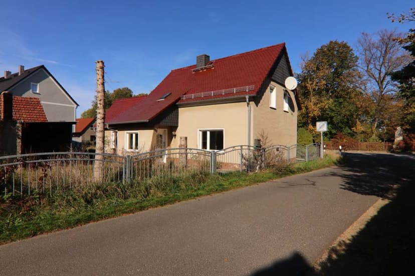 Wohnhaus (teilsaniert) mit Nebengebäuden