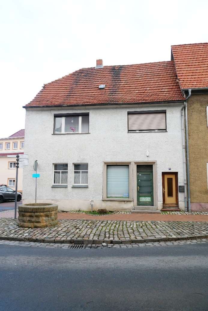 Einfamilien-Wohnhaus, zwei Nebengebäude, Schuppen
